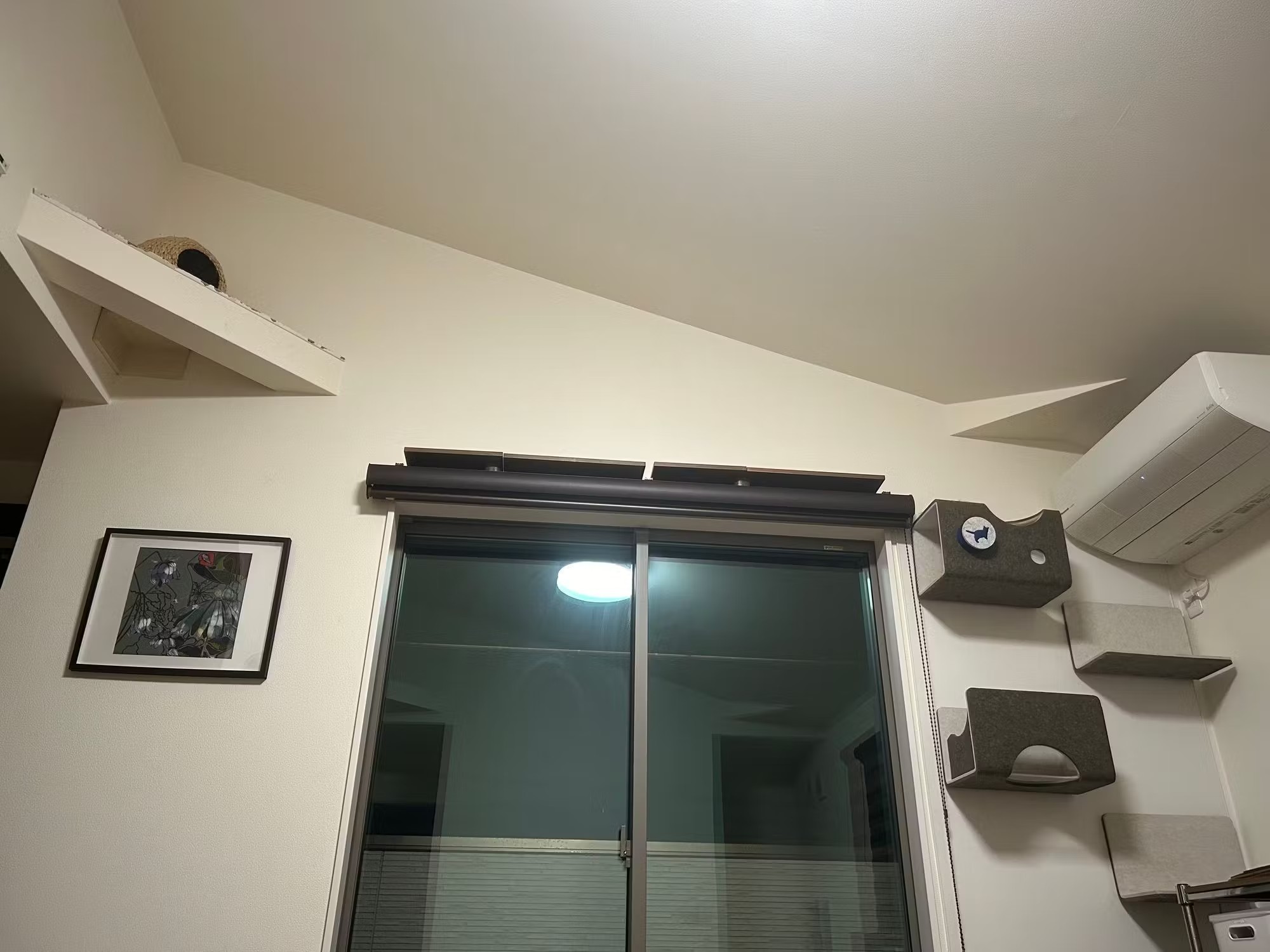 창문 근처에 설치된 바카라사이트 쿠폰 벽과 대각선 천장 모서리의 빔이 함께 표시됩니다