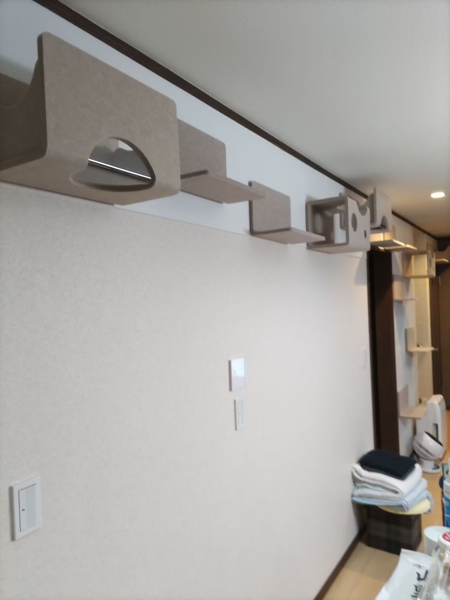 벽 위에 놓인 바카라사이트 쿠폰 벽, 각도에서 이미지